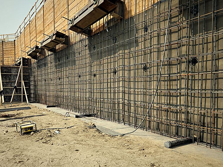 Double-curtain wall reinforcing standing against shoring in an excavation